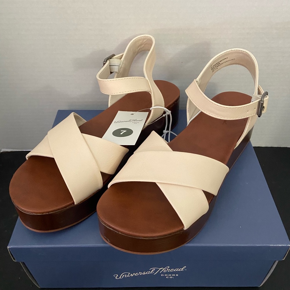 NWT Universal Thread size 7 sandals